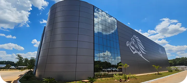 Fachada de la planta de Kingspan en Paraguay