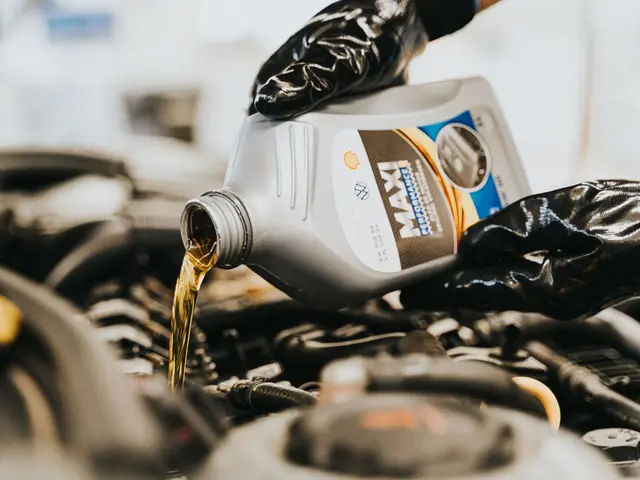 Aceite lubricante usado vertido desde su envase durante un cambio