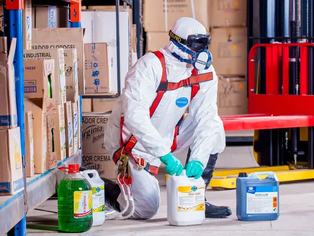 Operario con equipo de protección manipulando envases de productos químicos