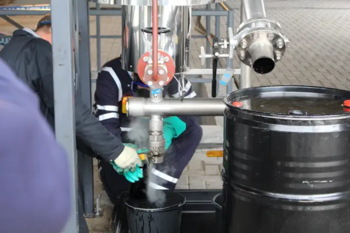 Operario trabajando en el reactor RMO® durante el tratamiento